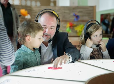 Am 27. September 2017 nahm Kunst- und Kulturminister Thomas Drozda (im Bild) an einer Pressekonferenz und Besichtigung im Kindermuseum ZOOM teil.