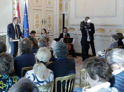 Am 28. September 2017 &uuml;berreichte Kunst- und Kulturminister Thomas Drozda (im Bild) das &Ouml;sterreichische Ehrenkreuz f&uuml;r Wissenschaft und Kunst I. Klasse an Elisabeth Leopold.