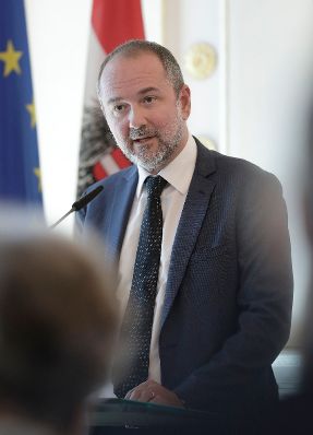 Am 28. September 2017 &uuml;berreichte Kunst- und Kulturminister Thomas Drozda (im Bild) das &Ouml;sterreichische Ehrenkreuz f&uuml;r Wissenschaft und Kunst I. Klasse an Elisabeth Leopold.