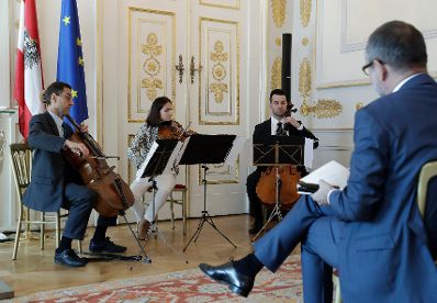 Am 28. September 2017 &uuml;berreichte Kunst- und Kulturminister Thomas Drozda das &Ouml;sterreichische Ehrenkreuz f&uuml;r Wissenschaft und Kunst I. Klasse an Elisabeth Leopold.