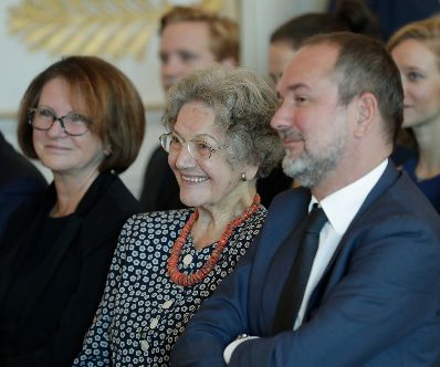 Am 28. September 2017 &uuml;berreichte Kunst- und Kulturminister Thomas Drozda das &Ouml;sterreichische Ehrenkreuz f&uuml;r Wissenschaft und Kunst I. Klasse an Elisabeth Leopold.
