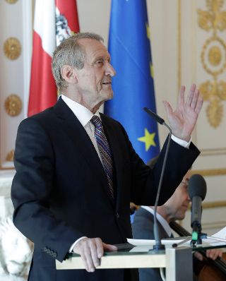 Am 28. September 2017 &uuml;berreichte Kunst- und Kulturminister Thomas Drozda das &Ouml;sterreichische Ehrenkreuz f&uuml;r Wissenschaft und Kunst I. Klasse an Elisabeth Leopold. Im Bild Laudator Ernst Ploil.