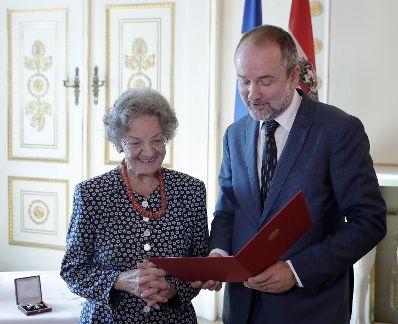 Am 28. September 2017 &uuml;berreichte Kunst- und Kulturminister Thomas Drozda (r.) das &Ouml;sterreichische Ehrenkreuz f&uuml;r Wissenschaft und Kunst I. Klasse an Elisabeth Leopold (l.).