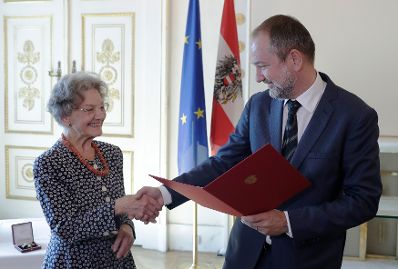 Am 28. September 2017 &uuml;berreichte Kunst- und Kulturminister Thomas Drozda (r.) das &Ouml;sterreichische Ehrenkreuz f&uuml;r Wissenschaft und Kunst I. Klasse an Elisabeth Leopold (l.).