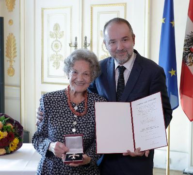 Am 28. September 2017 &uuml;berreichte Kunst- und Kulturminister Thomas Drozda (r.) das &Ouml;sterreichische Ehrenkreuz f&uuml;r Wissenschaft und Kunst I. Klasse an Elisabeth Leopold (l.).