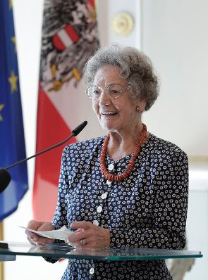 Am 28. September 2017 &uuml;berreichte Kunst- und Kulturminister Thomas Drozda das &Ouml;sterreichische Ehrenkreuz f&uuml;r Wissenschaft und Kunst I. Klasse an Elisabeth Leopold (im Bild).