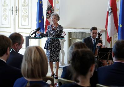 Am 28. September 2017 &uuml;berreichte Kunst- und Kulturminister Thomas Drozda das &Ouml;sterreichische Ehrenkreuz f&uuml;r Wissenschaft und Kunst I. Klasse an Elisabeth Leopold.