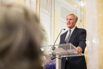 Am 28. September 2017 nahm Kunst- und Kulturminister Thomas Drozda an der Ausstellungser&ouml;ffnung &quot;Raffael&quot; teil. Im Bild Klaus Albrecht Schr&ouml;der, Gesch&auml;ftsf&uuml;hrer Albertina.