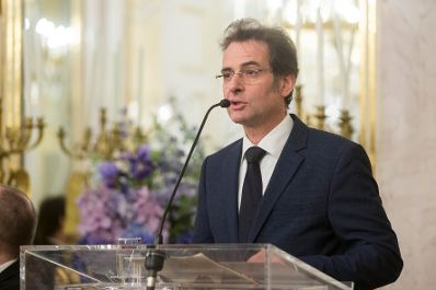 Am 28. September 2017 nahm Kunst- und Kulturminister Thomas Drozda an der Ausstellungser&ouml;ffnung &quot;Raffael&quot; teil. Im Bild Achim Gnann, Kurator der Ausstellung &quot;Raffael&quot;.