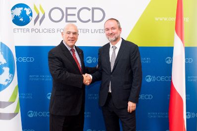 Am 29. September 2017 traf Kunst- und Kulturminister Thomas Drozda (r.) den Generalsekret&auml;r der OECD Angel Gurria (l.) zu einem Arbeitsgespr&auml;ch in Paris.