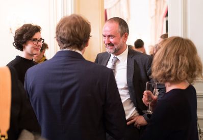 Am 29. September 2017 &uuml;berreichte Kunst- und Kulturminister Thomas Drozda (im Bild) dem franz&ouml;sischen Schriftsteller Michel Houellebecq das &Ouml;sterreichische Ehrenzeichen f&uuml;r Wissenschaft und Kunst, in der &ouml;sterreichischen Botschaft in Paris.