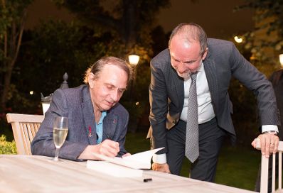 Am 29. September 2017 &uuml;berreichte Kunst- und Kulturminister Thomas Drozda (r.) dem franz&ouml;sischen Schriftsteller Michel Houellebecq (l.) das &Ouml;sterreichische Ehrenzeichen f&uuml;r Wissenschaft und Kunst, in der &ouml;sterreichischen Botschaft in Paris.