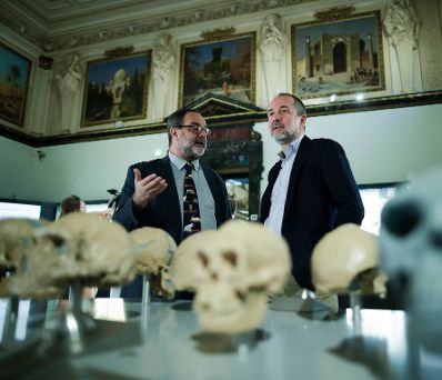 Am 7. Oktober 2017 fand die Langen Nacht der Museen statt. Im Bild Kunst- und Kulturminister Thomas Drozda (r.) im Naturhistorischen Museum.