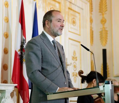 Am 10. Oktober 2017 verlieh Kunst- und Kulturminister Thomas Drozda (im Bild) den Gro&szlig;en &Ouml;sterreichischen Staatspreis an Renate Bertlmann.