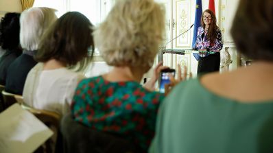 Am 10. Oktober 2017 verlieh Kunst- und Kulturminister Thomas Drozda den Gro&szlig;en &Ouml;sterreichischen Staatspreis an Renate Bertlmann. Im Bild die Laudatorin Elisabeth von Samsonow.