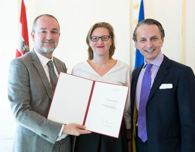 Am 2. November 2017 verlieh Kunst- und Kulturminister Thomas Drozda (l.) den &Ouml;sterreichischen Staatspreis f&uuml;r Kunstkritik an Nina Schedlmayer (m.). Im Bild mit dem Laudator Christian Rainer (r.), Chefredakteur und Herausgeber des Nachrichtenmagazins Profil.