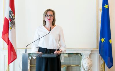 Am 2. November 2017 verlieh Kunst- und Kulturminister Thomas Drozda den &Ouml;sterreichischen Staatspreis f&uuml;r Kunstkritik an Nina Schedlmayer (im Bild).