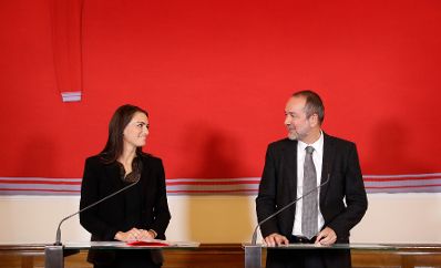 Am 6. November 2017 gab Kunst- und Kulturminister Thomas Drozda (r.) eine Pressekonferenz anl&auml;sslich des &ouml;sterreichischen Beitrags zur 16. Internationalen Architekturausstellung &bdquo;La Biennale di Venezia 2018&ldquo;. Im Bild mit Verena Konrad (l.), Komiss&auml;rin der Biennale.