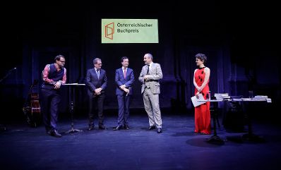 Am 7. November 2017 verlieh Kunst- und Kulturminister Thomas Drozda (m.r.) den &quot;&Ouml;sterreichischen Buchpreis 2017&quot;. Im Bild mit Moderatorin Dorothee Hartinger (r.), Moderator Philipp Hau&szlig; (l.), Pr&auml;sident des Hauptverbandes des &Ouml;sterreichischen Buchhandels Benedikt F&ouml;ger (m.) und Arbeiterkammer Wien Direktor Christoph Klein (m.l.).