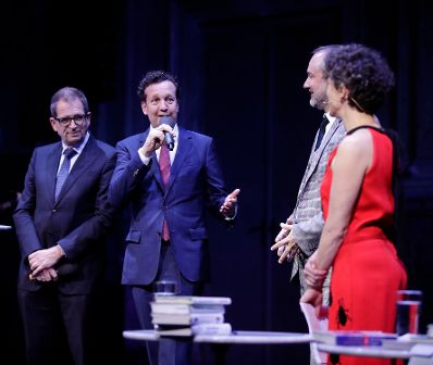 Am 7. November 2017 verlieh Kunst- und Kulturminister Thomas Drozda (m.r.) den &quot;&Ouml;sterreichischen Buchpreis 2017&quot;. Im Bild mit Moderatorin Dorothee Hartinger (r.), Pr&auml;sident des Hauptverbandes des &Ouml;sterreichischen Buchhandels Benedikt F&ouml;ger (m.) und Arbeiterkammer Wien Direktor Christoph Klein (m.l.).
