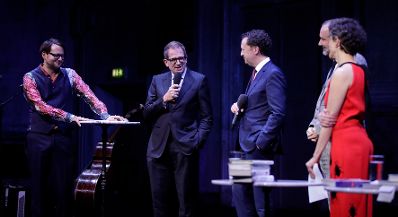 Am 7. November 2017 verlieh Kunst- und Kulturminister Thomas Drozda (m.r.) den &quot;&Ouml;sterreichischen Buchpreis 2017&quot;. Im Bild mit Moderatorin Dorothee Hartinger (r.), Moderator Philipp Hau&szlig; (l.), Pr&auml;sident des Hauptverbandes des &Ouml;sterreichischen Buchhandels Benedikt F&ouml;ger (m.) und Arbeiterkammer Wien Direktor Christoph Klein (m.l.).