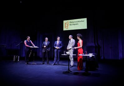 Am 7. November 2017 verlieh Kunst- und Kulturminister Thomas Drozda (m.r.) den &quot;&Ouml;sterreichischen Buchpreis 2017&quot;. Im Bild mit Moderatorin Dorothee Hartinger (r.), Moderator Philipp Hau&szlig; (l.), Pr&auml;sident des Hauptverbandes des &Ouml;sterreichischen Buchhandels Benedikt F&ouml;ger (m.) und Arbeiterkammer Wien Direktor Christoph Klein (m.l.).