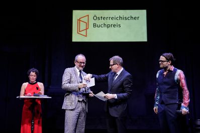 Am 7. November 2017 verlieh Kunst- und Kulturminister Thomas Drozda (m.l.) den &quot;&Ouml;sterreichischen Buchpreis 2017&quot;. Im Bild mit den Moderatoren Dorothee Hartinger (l.) und Philipp Hau&szlig; (r.) und Arbeiterkammer Wien Direktor Christoph Klein (m.r.).