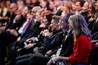 Am 13. November 2017 verlieh Kunst- und Kulturminister Thomas Drozda im Rahmen der Nestroy-Gala im Wiener Ronacher den Nestroy 2017 f&uuml;r die Beste Bundesl&auml;nder Auff&uuml;hrung an &quot;Der Auftrag: Dantons Tod&quot;.