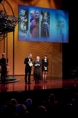Am 13. November 2017 verlieh Kunst- und Kulturminister Thomas Drozda (l.) im Rahmen der Nestroy-Gala im Wiener Ronacher den Nestroy 2017 f&uuml;r die Beste Bundesl&auml;nder Auff&uuml;hrung an &quot;Der Auftrag: Dantons Tod&quot;. Im Bild mit Burgtheater-Direktorin Karin Bergmann (m.) und der k&uuml;nstlerischen Leiterin des Landestheaters Nieder&ouml;sterreich Marie R&ouml;tzer (r.).