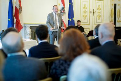 Am 5. Dezember 2017 &uuml;berreichte Kunst- und Kulturminister Thomas Drozda (im Bild) das &Ouml;sterreichische Ehrenkreuz f&uuml;r Wissenschaft und Kunst I. Klasse an Alexander Potyka.