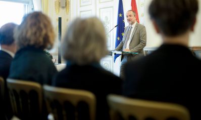 Am 5. Dezember 2017 &uuml;berreichte Kunst- und Kulturminister Thomas Drozda (im Bild) das &Ouml;sterreichische Ehrenkreuz f&uuml;r Wissenschaft und Kunst I. Klasse an Alexander Potyka.