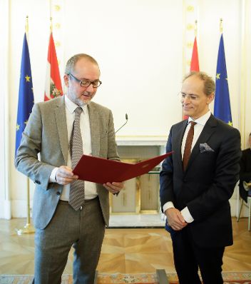 Am 5. Dezember 2017 &uuml;berreichte Kunst- und Kulturminister Thomas Drozda (l.) das &Ouml;sterreichische Ehrenkreuz f&uuml;r Wissenschaft und Kunst I. Klasse an Alexander Potyka (r.).
