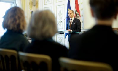 Am 5. Dezember 2017 &uuml;berreichte Kunst- und Kulturminister Thomas Drozda das &Ouml;sterreichische Ehrenkreuz f&uuml;r Wissenschaft und Kunst I. Klasse an Alexander Potyka (im Bild).