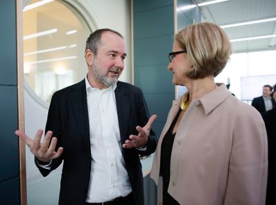 Am 6. Dezember 2017 fand im Ringturm eine Pressekonferenz zur Bekanntgabe der Nominierung des &Ouml;sterreichischen Filmpreises 2018 statt. Im Bild Kunst- und Kulturminister Thomas Drozda (l.) mit Landeshauptfrau Johanna Mikl-Leitner (r.).