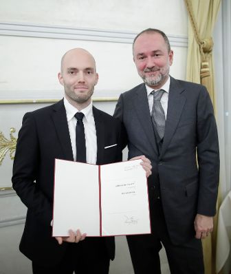 Am 7. Dezember 2017 verlieh Kunst- und Kulturminister Thomas Drozda (r.) die Outstanding Artist Awards 2017 im Bundeskanzleramt.