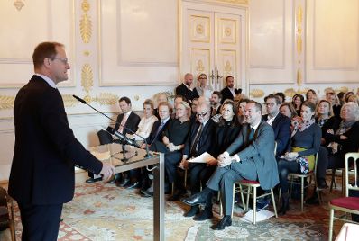 Am 14. Dezember 2017 &uuml;berreichte Kunst- und Kulturminister Thomas Drozda das &Ouml;sterreichische Ehrenkreuz f&uuml;r Wissenschaft und Kunst an Rudolf Klausnitzer. Im Bild Laudator Markus Hengstschl&auml;ger (l.).