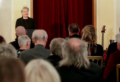 Am 15. Dezember 2017 &uuml;berreichte Kunst- und Kulturminister Thomas Drozda im Blauen Foyer des Burgtheaters die Urkunde, mit der Johannes Krisch der Berufstitel Kammerschauspieler verliehen wurde. Im Bild Burgtheater-Direktorin Karin Bergmann.
