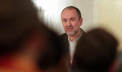 Am 15. Dezember 2017 &uuml;berreichte Kunst- und Kulturminister Thomas Drozda (im Bild) im Blauen Foyer des Burgtheaters die Urkunde, mit der Johannes Krisch der Berufstitel Kammerschauspieler verliehen wurde.