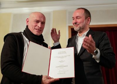 Am 15. Dezember 2017 &uuml;berreichte Kunst- und Kulturminister Thomas Drozda (r.) im Blauen Foyer des Burgtheaters die Urkunde, mit der Johannes Krisch (l.) der Berufstitel Kammerschauspieler verliehen wurde.