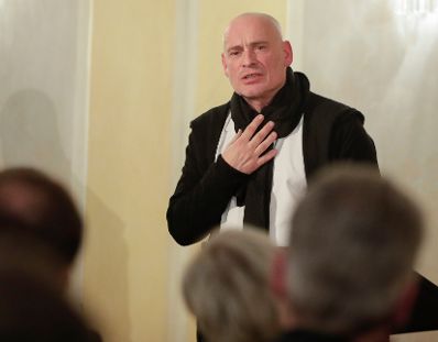 Am 15. Dezember 2017 &uuml;berreichte Kunst- und Kulturminister Thomas Drozda im Blauen Foyer des Burgtheaters die Urkunde, mit der Johannes Krisch (im Bild) der Berufstitel Kammerschauspieler verliehen wurde.