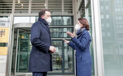 Am 18. Februar 2021 traf Bundesministerin Karoline Edtstadler (r.) im Rahmen ihres Berlinbesuchs den deutschen Gesundheitsminister Jens Spahn (l.).