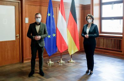 Am 18. Februar 2021 traf Bundesministerin Karoline Edtstadler (r.) im Rahmen ihres Berlinbesuchs den Staatsminister f&uuml;r Europa Michael Roth (l.).