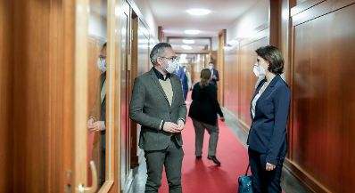 Am 18. Februar 2021 traf Bundesministerin Karoline Edtstadler (r.) im Rahmen ihres Berlinbesuchs den Staatsminister f&uuml;r Europa Michael Roth (l.).