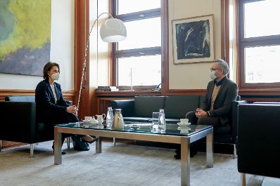 Am 18. Februar 2021 traf Bundesministerin Karoline Edtstadler (l.) im Rahmen ihres Berlinbesuchs den Staatsminister f&uuml;r Europa Michael Roth (r.).