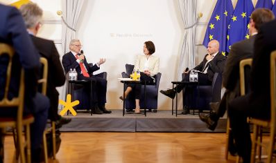 Am 9. Mai 2022 fand die Pr&auml;sentation des Berichts zur EU-Zukunftskonferenz im Bundeskanzleramt statt. Im Bild Bundesministerin Karoline Edtstadler (m.), Bundeskanzler a. D. Wolfgang Sch&uuml;ssel (l.) und der Generalsekret&auml;r der &Ouml;sterreichischen Gesellschaft f&uuml;r Europapolitik, Paul Schmidt (r.).