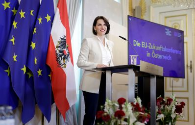 Am 9. Mai 2022 fand die Pr&auml;sentation des Berichts zur EU-Zukunftskonferenz im Bundeskanzleramt statt. Im Bild Bundesministerin Karoline Edtstadler.