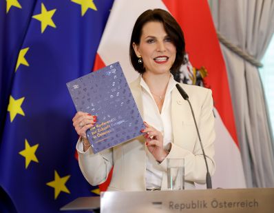 Am 9. Mai 2022 fand die Pr&auml;sentation des Berichts zur EU-Zukunftskonferenz im Bundeskanzleramt statt. Im Bild Bundesministerin Karoline Edtstadler.