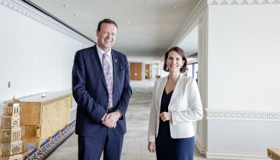 Am 13. Juli 2022 reiste Bundesministerin Karoline Edtstadler (l.) nach New York. Im Bild beim bilateralen Gespr&auml;ch mit Jacques Ducrest, Delegierter des schweizer Bundesrates f&uuml;r die Agenda 2030 (r.).