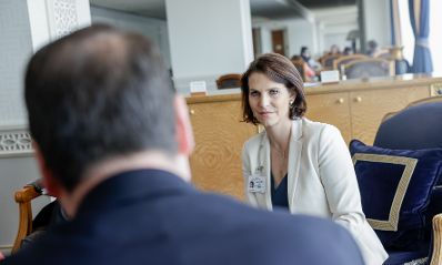 Am 13. Juli 2022 reiste Bundesministerin Karoline Edtstadler (l.) nach New York. Im Bild beim bilateralen Gespr&auml;ch mit Jacques Ducrest, Delegierter des schweizer Bundesrates f&uuml;r die Agenda 2030 (r.).