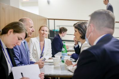 Am 13. Juli 2022 reiste Bundesministerin Karoline Edtstadler (2.v.r.) nach New York. Im Bild beim bilateralen Gespr&auml;ch mit Maher Nasser, Leiter des UNO-Informationsdienstes (2.v.l.).